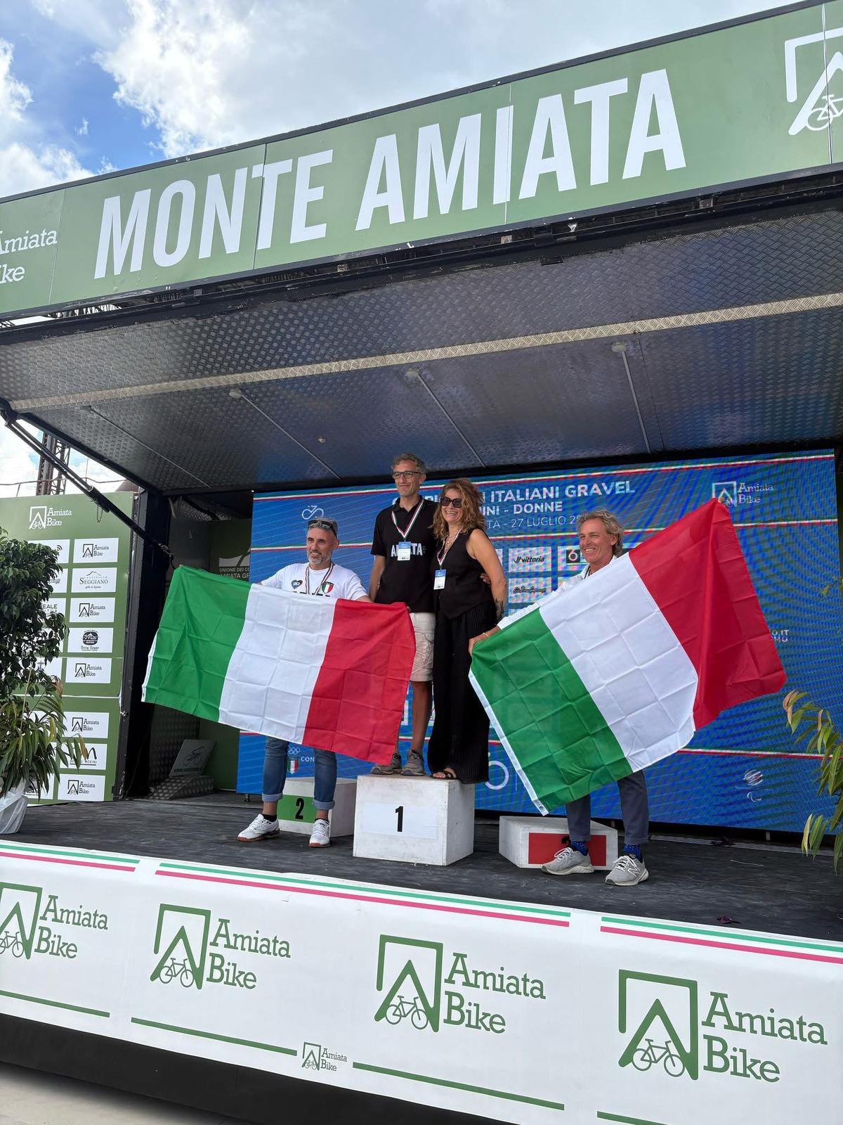 Monica e Luca con il Tricolore